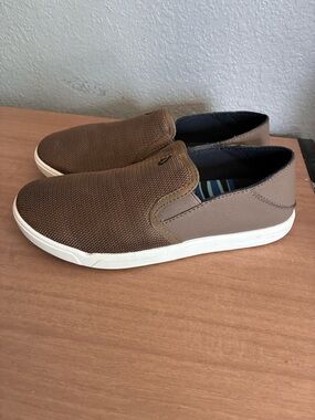 Olukai Boys size B3 shoe GUC
